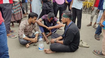 রাষ্ট্রপতির পদত্যাগ দাবিতে বঙ্গভবনের সামনে তিন ব্যক্তির অবস্থান