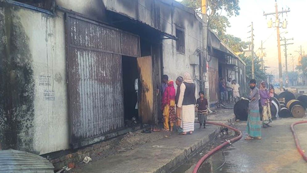 ৪ ঘণ্টার চেষ্টায় প্যাকেজিং কারখানার আগুন নিয়ন্ত্রণে