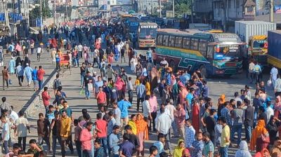 ৪৮ ঘণ্টা পরও ঢাকা-ময়মনসিংহ মহাসড়ক ছাড়েননি শ্রমিকেরা, দুর্ভোগে যাত্রীরা