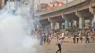 জুরাইন রেলক্রসিং : সরে গেছেন রিকশাচালকেরা, চার ঘণ্টা পর ট্রেন চলাচল শুরু