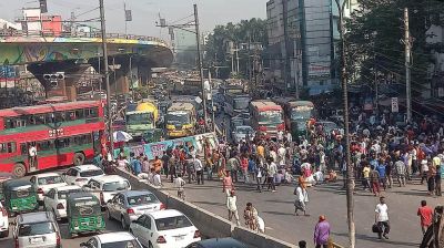 মহাখালীতে রেললাইন অবরোধ করেছেন রিকশাচালকরা, ট্রেন চলাচল বন্ধ