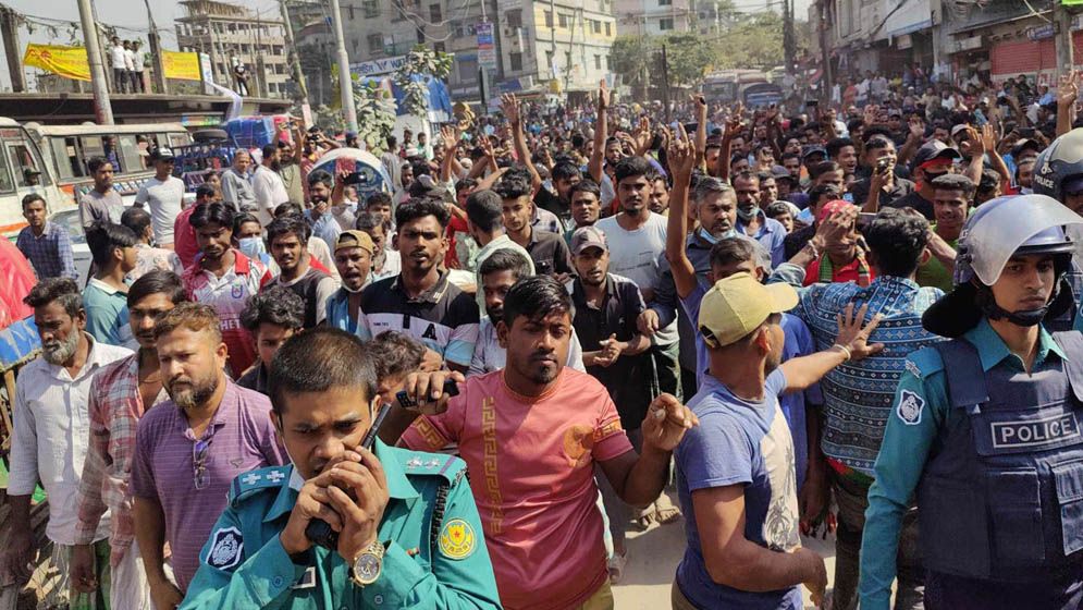 ব্যাটারিচালিত রিকশাচালকদের সড়ক অবরোধ, সংঘর্ষে দুই পুলিশ আহত