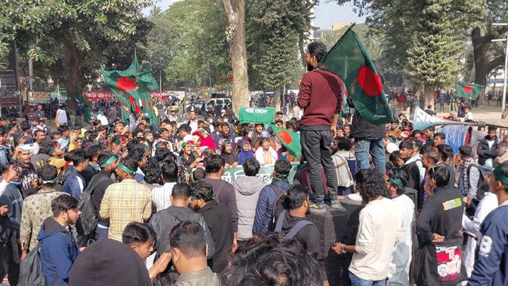 মার্চ ফর ইউনিটি: শহীদ মিনারে জড়ো হচ্ছে ছাত্র-জনতা