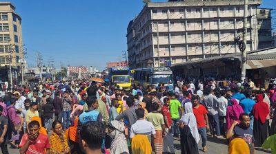 কারখানা খুলে দেওয়ার দাবিতে ঢাকা-টাঙ্গাইল মহাসড়ক অবরোধ