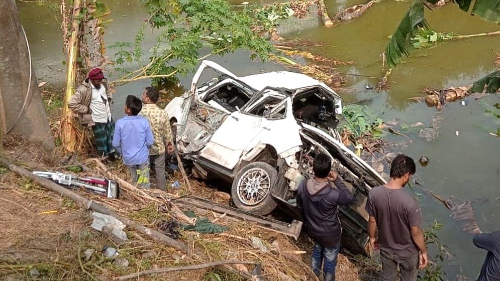 ফরিদপুরে ট্রেনের ধাক্কায় মাইক্রোবাসের ৫ যাত্রী নিহত