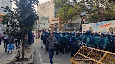 মাঠে আদালত স্থাপনের প্রতিবাদে ঢাকা আলিয়ার শিক্ষার্থীদের সড়ক অবরোধ