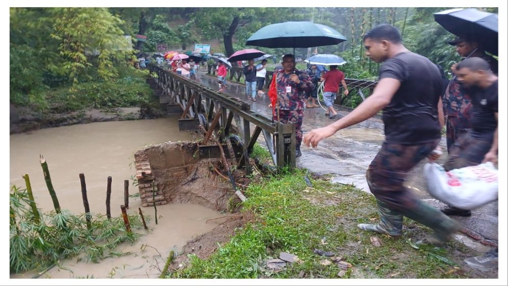 নাইক্ষ্যংছড়িতে ঝুঁকিপূর্ণ সেতু রক্ষায় বিজিবির প্রতিরোধমূলক ব্যবস্থা